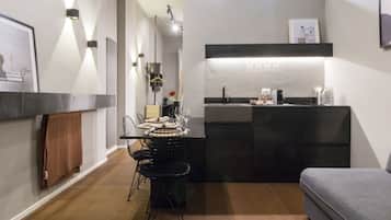Appartamento Deluxe | Cucina privata | Frigorifero, piano cottura, macchina per caffè espresso