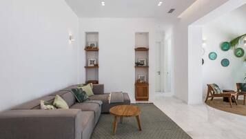 Villa Exclusive, 3 chambres, piscine privée, vue plage | Coin séjour | TV connectée de 52 pouces avec chaßnes par satellite, télévision