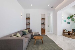 エクスクルーシブ ヴィラ 3 ベッドルーム プライベートプール ビーチビュー | リビング エリア | 52 インチのスマートテレビ (衛星放送視聴可)、テレビ、ストリーミングサービス