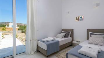 3 bedrooms, Egyptian cotton sheets, premium bedding, memory-foam beds