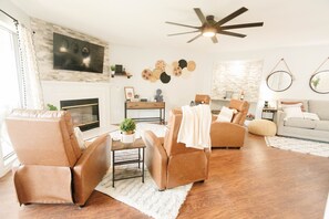 Älytelevisio, takka, kirjoja