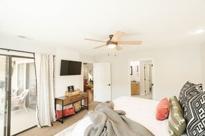 2 bedrooms, iron/ironing board, free WiFi, bed sheets - *Branson Boho 1* Gated on GROUND FLOOR FULLY REDONE 2 king beds, 2 full bath!!! (Branson)