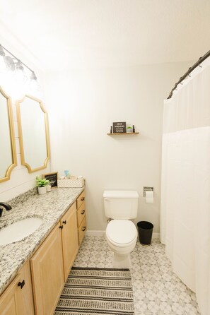 Combined shower/bathtub, jetted bath, hair dryer, towels - *Branson Boho 1* Gated on GROUND FLOOR FULLY REDONE 2 king beds, 2 full bath!!! (Branson)