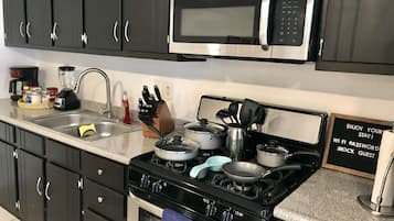 Een koelkast, een microgolfoven, een oven, een kookplaat