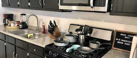 Réfrigérateur, micro-ondes, four, plaque de cuisson