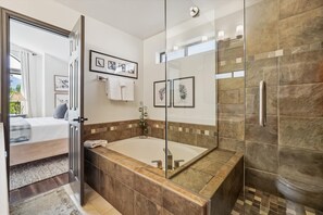 Ensemble douche/baignoire, sèche-cheveux, serviettes fournies