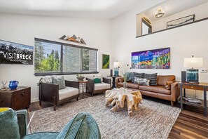 TV, fireplace - Experience mountain living at 'Above it All' in Breckenridge, a cozy 3-bedroom retreat. (Breckenridge)