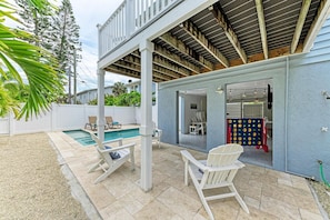Terrace/patio - AMI Sand Dollar: Dog Friendly, Private Pool, 2 Blocks to Beach by Anna Maria Life Vacation Rentals (Holmes Beach)