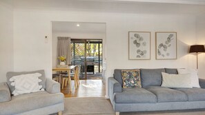 TV - Toorak Place - Wonderful location, close to river and town (BRIGHT)