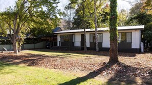 Exterior - Toorak Place - Wonderful location, close to river and town (BRIGHT)