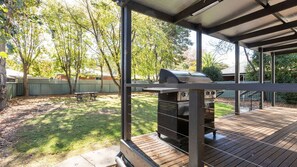Outdoor dining - Toorak Place - Wonderful location, close to river and town (BRIGHT)