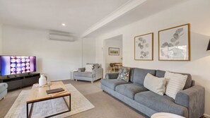 TV - Toorak Place - Wonderful location, close to river and town (BRIGHT)