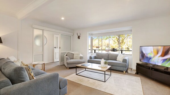 TV - Toorak Place - Wonderful location, close to river and town (BRIGHT)