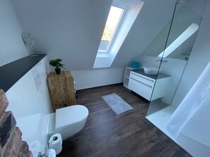 Een douche, een haardroger, handdoeken, zeep