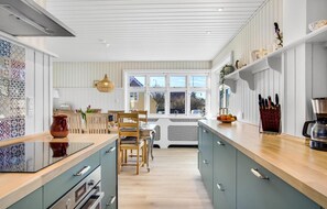 ثلاجة، فرن، موقد طهي مسطح، غسالة أطباق