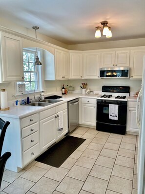 Fridge, microwave, oven, stovetop - Walking distance to downtown/beautiful mountain views. (West Jefferson)