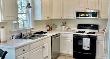Walking distance to downtown/beautiful mountain views.
