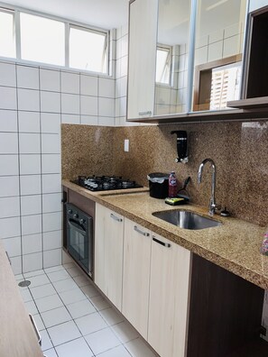 Geladeira, micro-ondas, fogão, cooktop