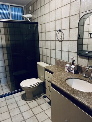Chuveiro, secador de cabelo, toalhas de banho, sabonete