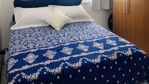 A bedroom with a bed, a wardrobe, a window with curtains, and an air conditioning unit. - Stay here! Stay here! 2/4 furnished apartment in Costa Azul :-) (salvador)