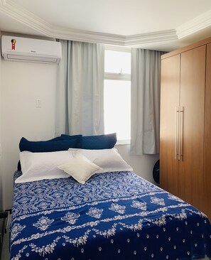 2 quartos, escrivaninha, ferros/tábuas de passar roupa