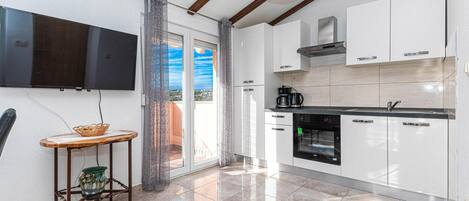 Frigorífic, placa de cuina i cafetera i tetera