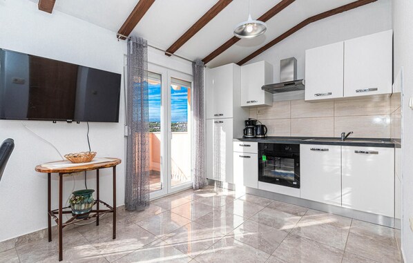 Fridge, stovetop, coffee/tea maker