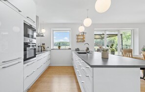 Kühlschrank, Ofen, Geschirrspüler, Wasserkocher mit Kaffee-/Teezubehör