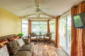 Smart TV, fireplace - Private and Cozy Cottage with Spectacular Hilltop Views - Seasonal Pool &Hot tub (Paoli)