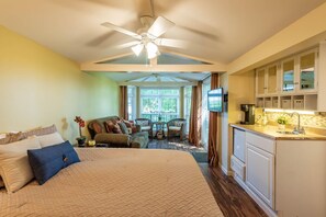 1 bedroom, iron/ironing board, free WiFi, bed sheets - Private and Cozy Cottage with Spectacular Hilltop Views - Seasonal Pool &Hot tub (Paoli)