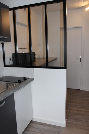 Réfrigérateur, micro-ondes, plaque de cuisson, cafetière/bouilloire