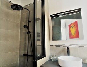 Shower, towels