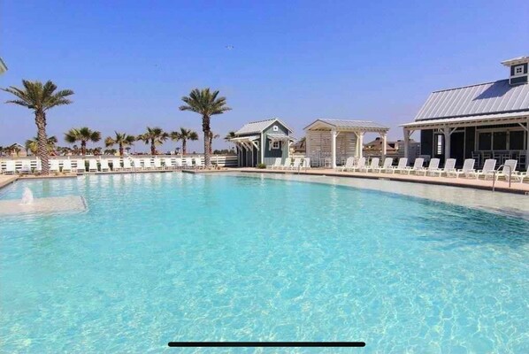 Alberca al aire libre y alberca climatizada