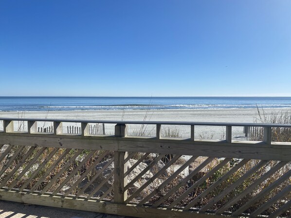 Aan het strand, ligstoelen aan het strand, strandlakens