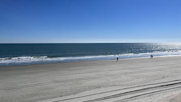 Plage, chaises longues, serviettes de plage