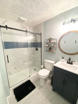 Combined shower/tub, towels, toilet paper