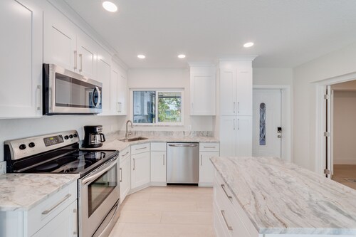 NEW REMODEL Steps from private beach access! 4 BR Family Friendly CLEAN 