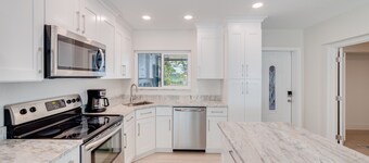 NEW REMODEL Steps from private beach access! 4 BR Family Friendly CLEAN 