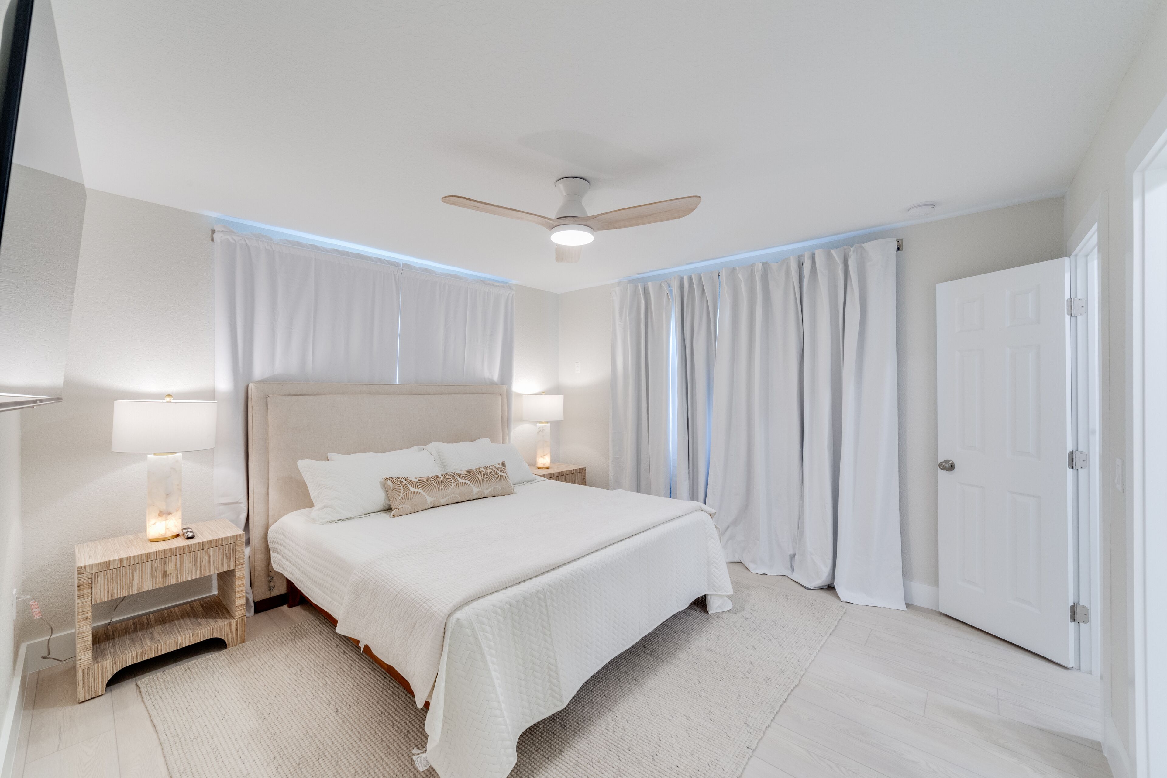 4 多间卧室、客房内保险箱、办公桌、熨斗/熨衣板