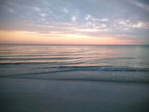 In Strandnähe, Liegestühle, Strandtücher