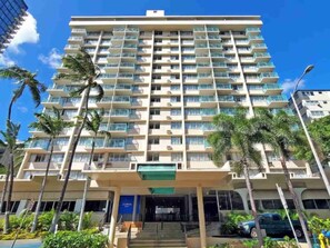 Exterior - King Bed 15th floor comfortable Studio w/ Pool & Ocean Views (Honolulu)