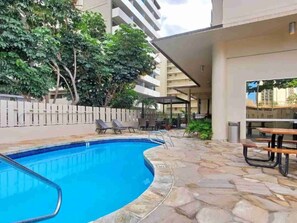 Outdoor pool - King Bed 15th floor comfortable Studio w/ Pool & Ocean Views (Honolulu)