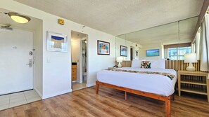 Desk, iron/ironing board, free WiFi, bed sheets - King Bed 15th floor comfortable Studio w/ Pool & Ocean Views (Honolulu)