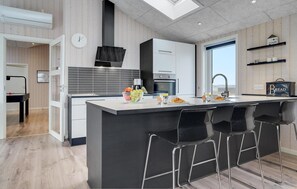 Réfrigérateur, plaque de cuisson, lave-vaisselle, cafetière/bouilloire