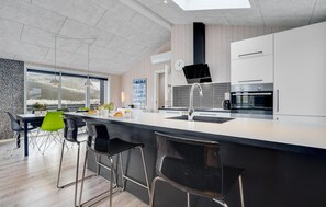 Réfrigérateur, plaque de cuisson, lave-vaisselle, cafetière/bouilloire