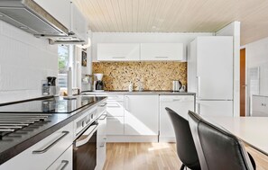 ثلاجة، موقد طهي مسطح، غسالة أطباق، ماكينة لصنع القهوة/الشاي