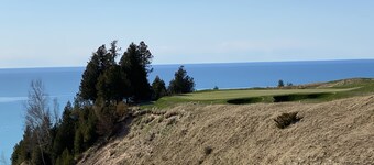 Private apt. that easily sleeps six (8 possible) close to Golf, Skiing, Beach