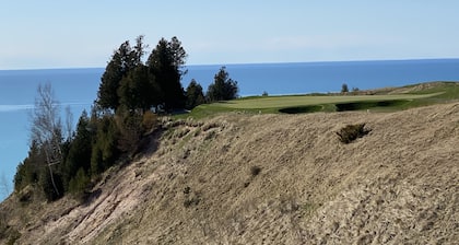 Private apt. that easily sleeps six (8 possible) close to Golf, Skiing, Beach