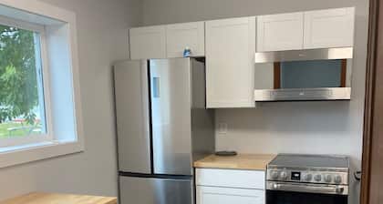 Private apt. that easily sleeps six (8 possible) close to Golf, Skiing, Beach