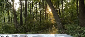 Pennsy Ridge Hideaway: Relax in our centrally-located wooded retreat w/ hot tub